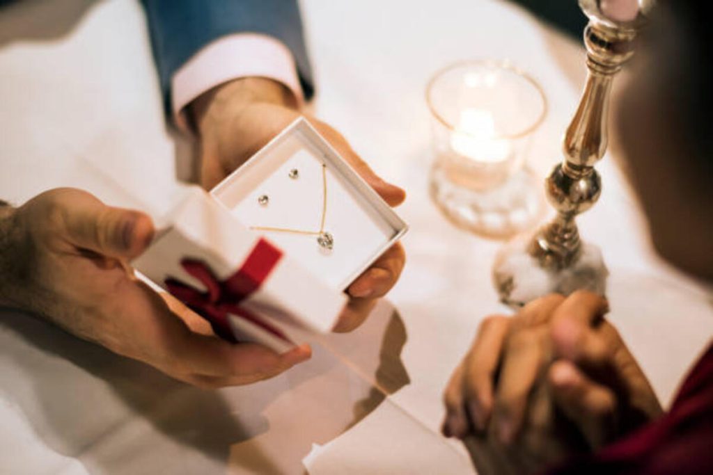 anniversary gifts for couples